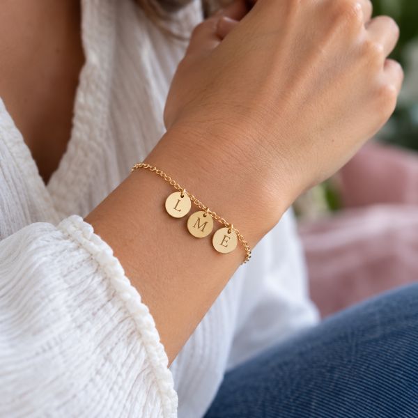 Offrir un bracelet personnalis� avec pastille initiale